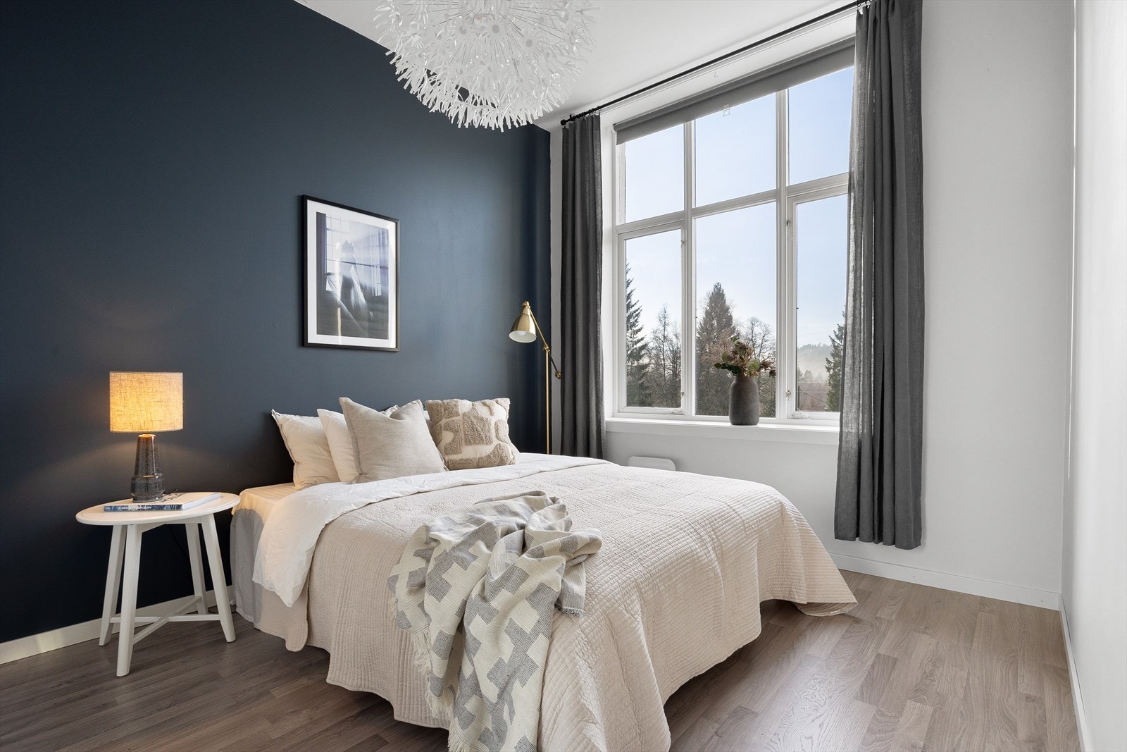 Det største soverommet er 10 m² og har god plass til dobbeltseng, nattbord og... Galleribilde