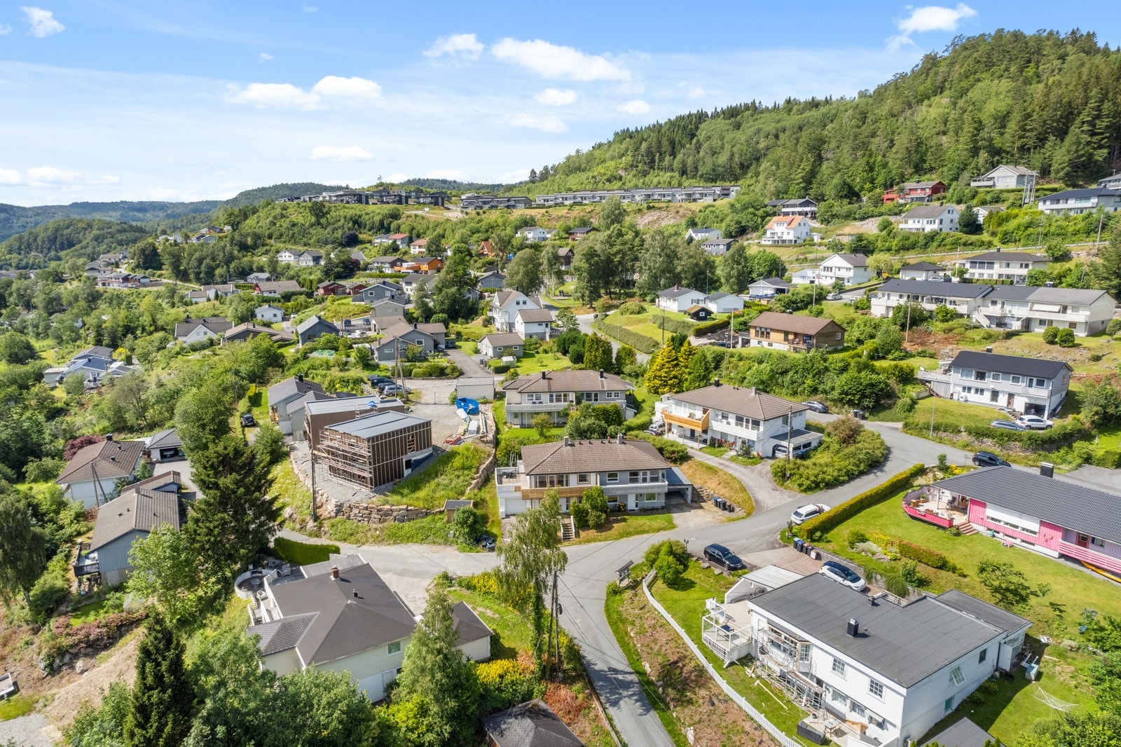Boligen har en solrik og fin beliggenhet i nedre del av Romskogen Galleribilde