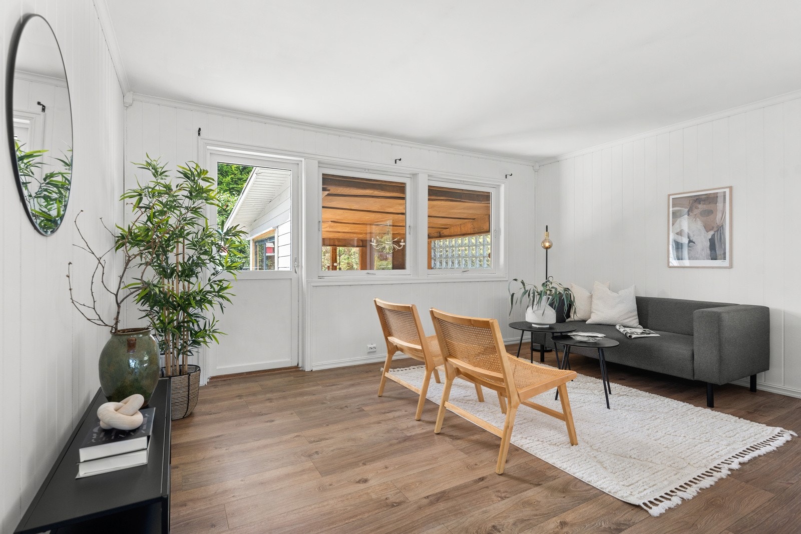 Utgang fra stua til terrasse med vinterstue. Galleribilde