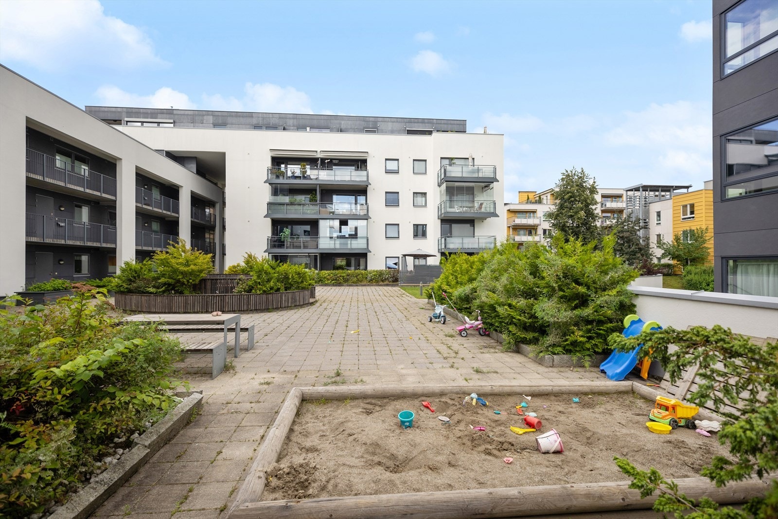Uteområde med lekeplass for de minste. Galleribilde