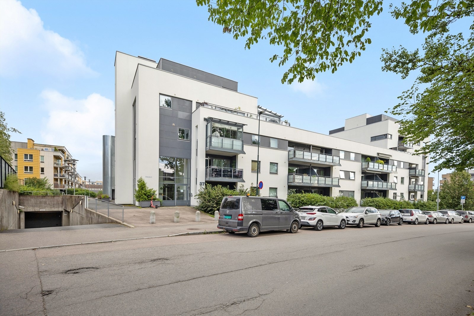 Byggets moderne fasade. Galleribilde