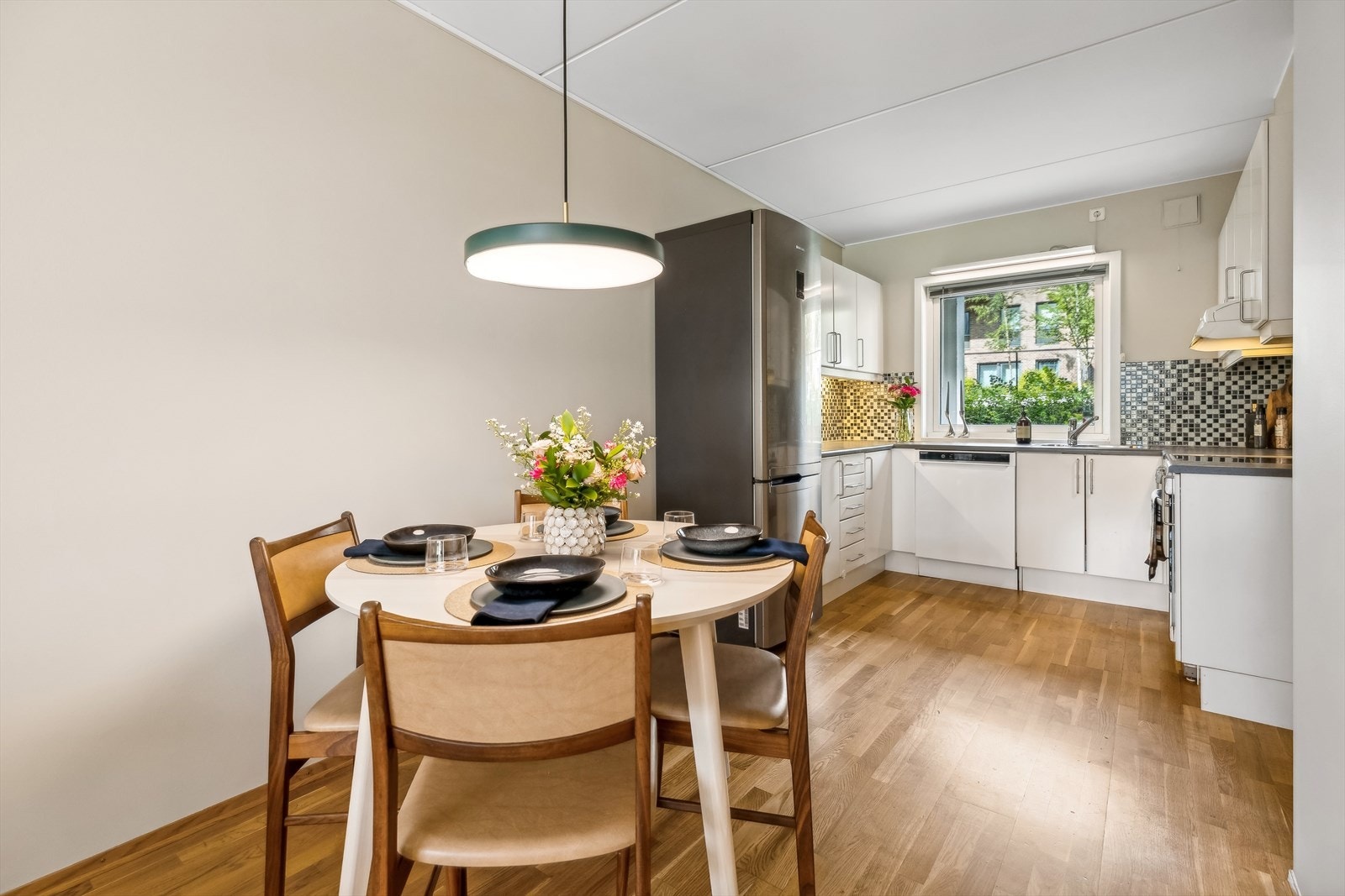 Her er det god plass til et hyggelig spisebord, med enkel tilgang til kjøkkenet for felles måltider rundt bordet. Galleribilde