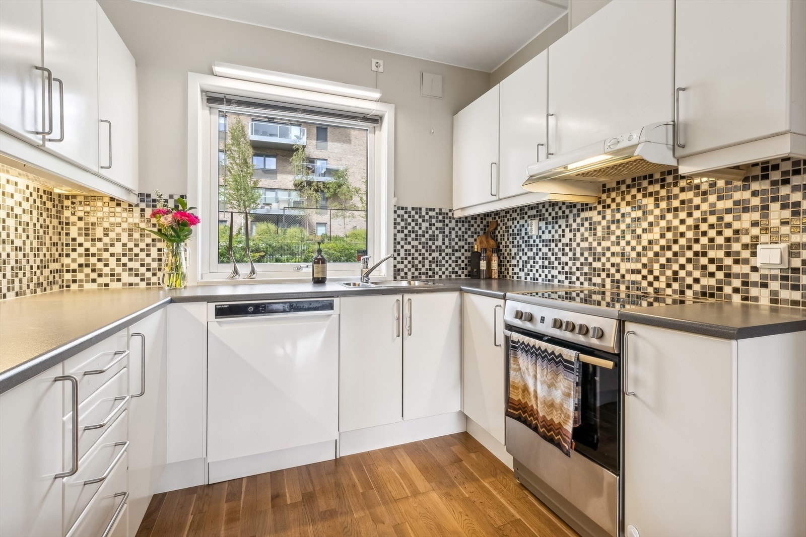 Kjøkkeninnredningen består av slette lakkerte fronter, 1 ½ oppvaskkum, kjøkkenventilator i stål/glass m/kanal ut, samt
frittstående komfyr, oppvaskmaskin og kjøl-/fryseskap. Galleribilde