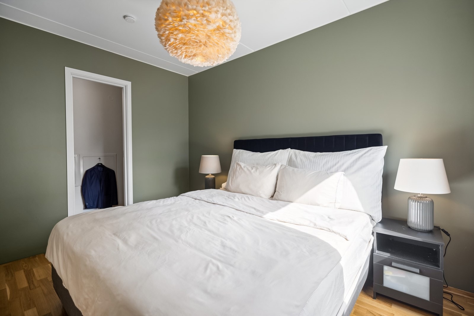 Her er det i tillegg egen "walk-in closet"/innvendig bod med gode oppbevaringsmuligheter. Galleribilde
