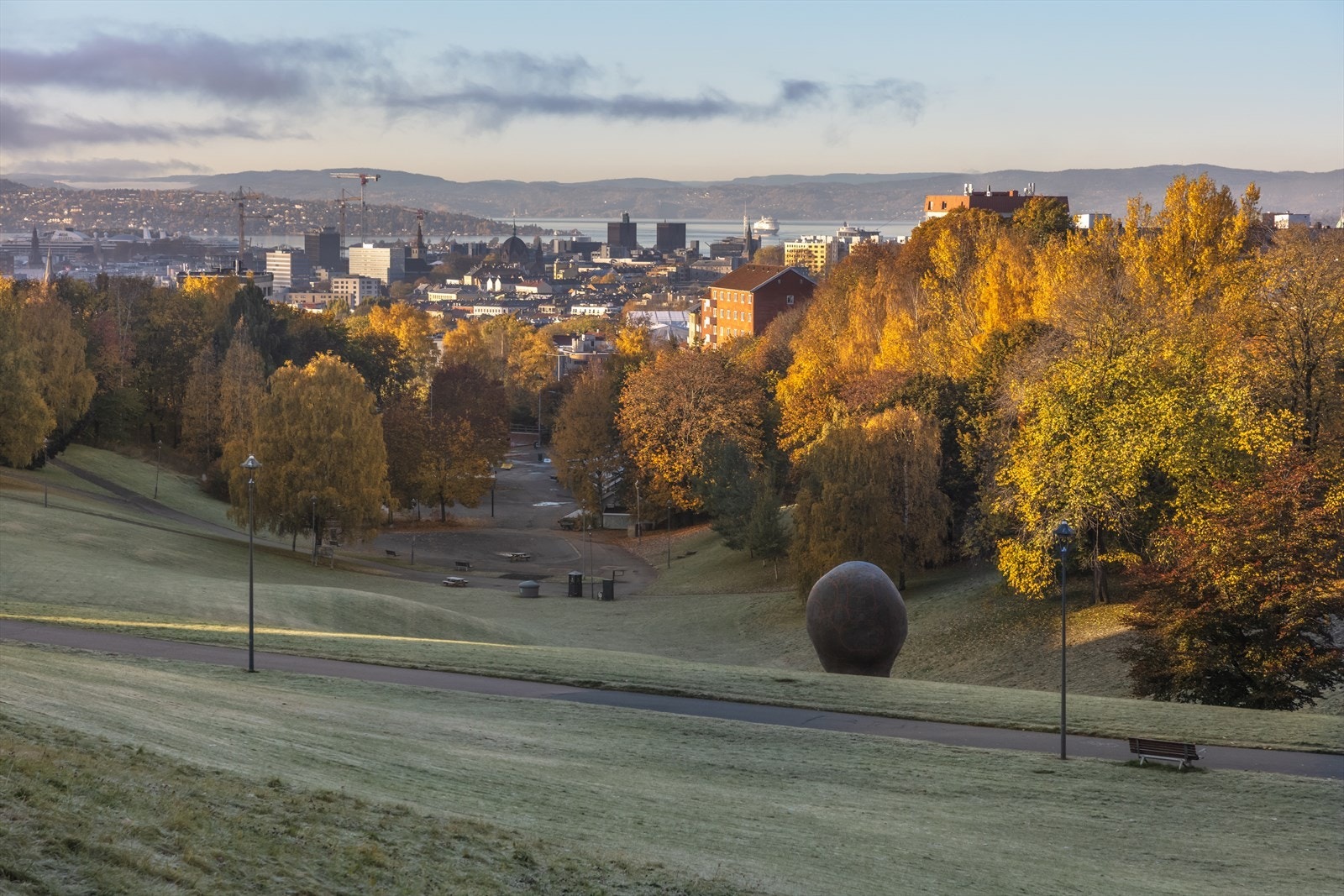 Området kan by på flere parker som bla. Sinsenparken og Torshovparken. Galleribilde