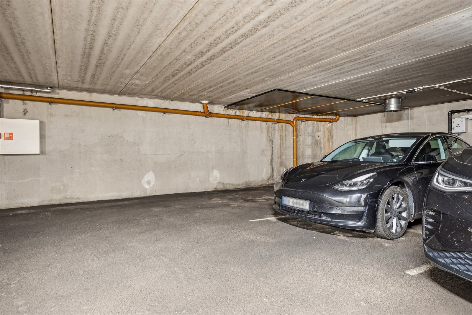Garasjeplass med el-bil lader. Galleribilde