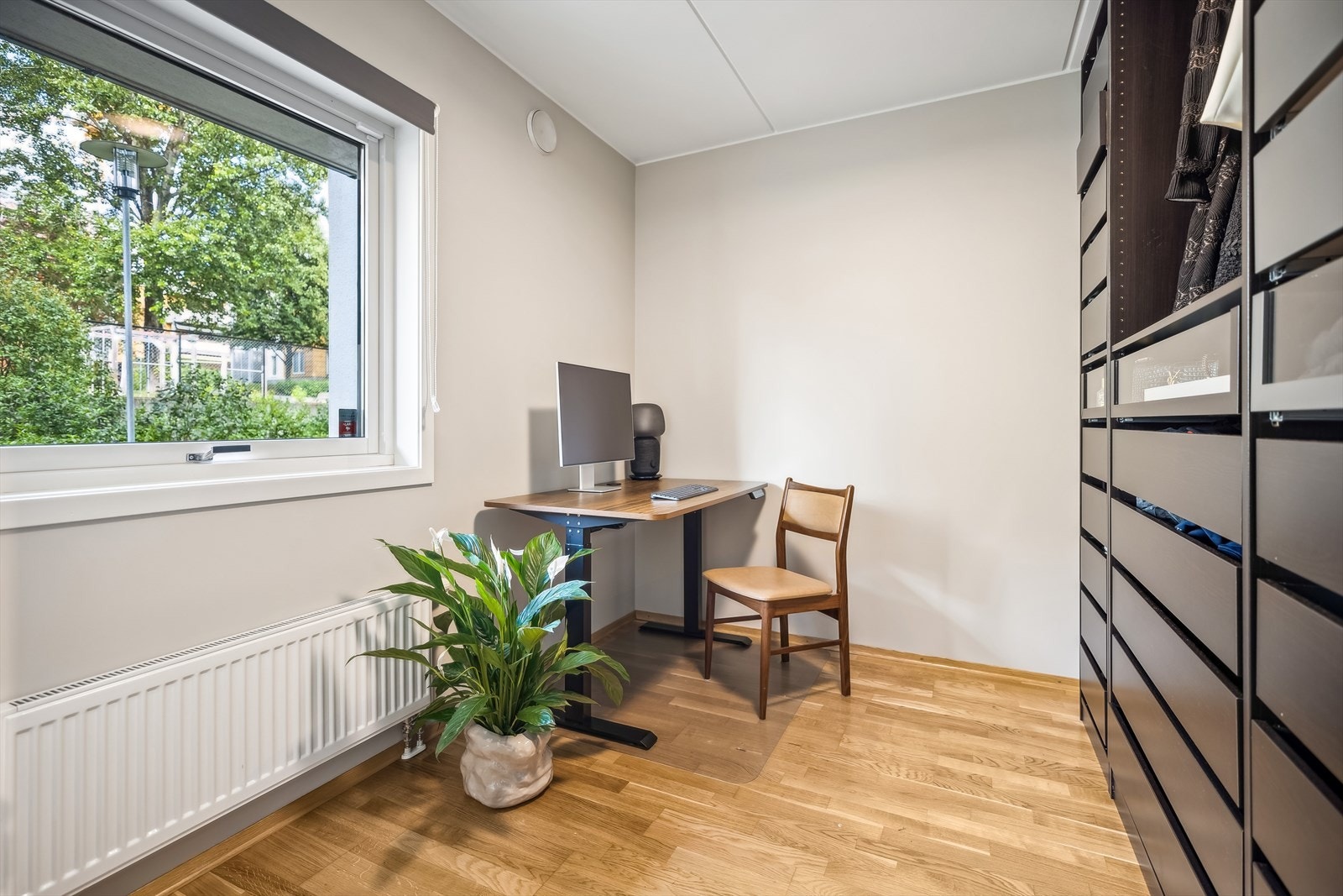 Soverom 2 egner seg også som kontor og barne-/gjesteværelse med god plass til stort garderobeskap. Skap følger ikke. Galleribilde