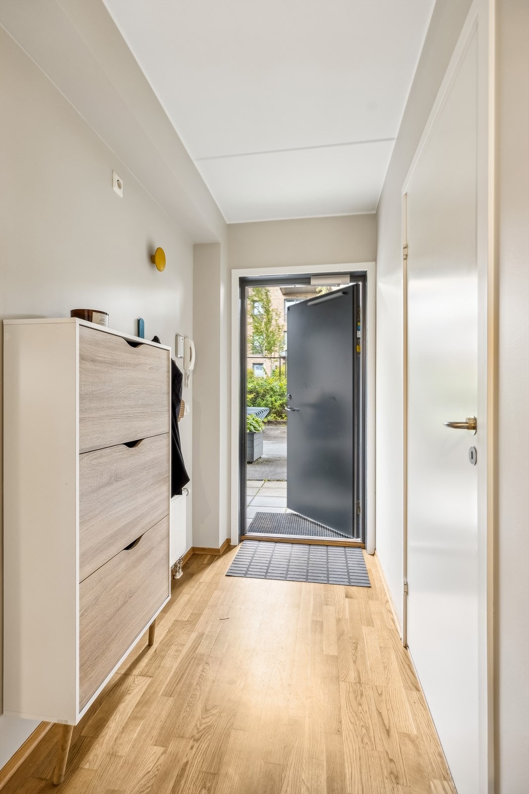 Innbydende entré med gode oppbevaringsmuligheter og callingannlegg. Galleribilde