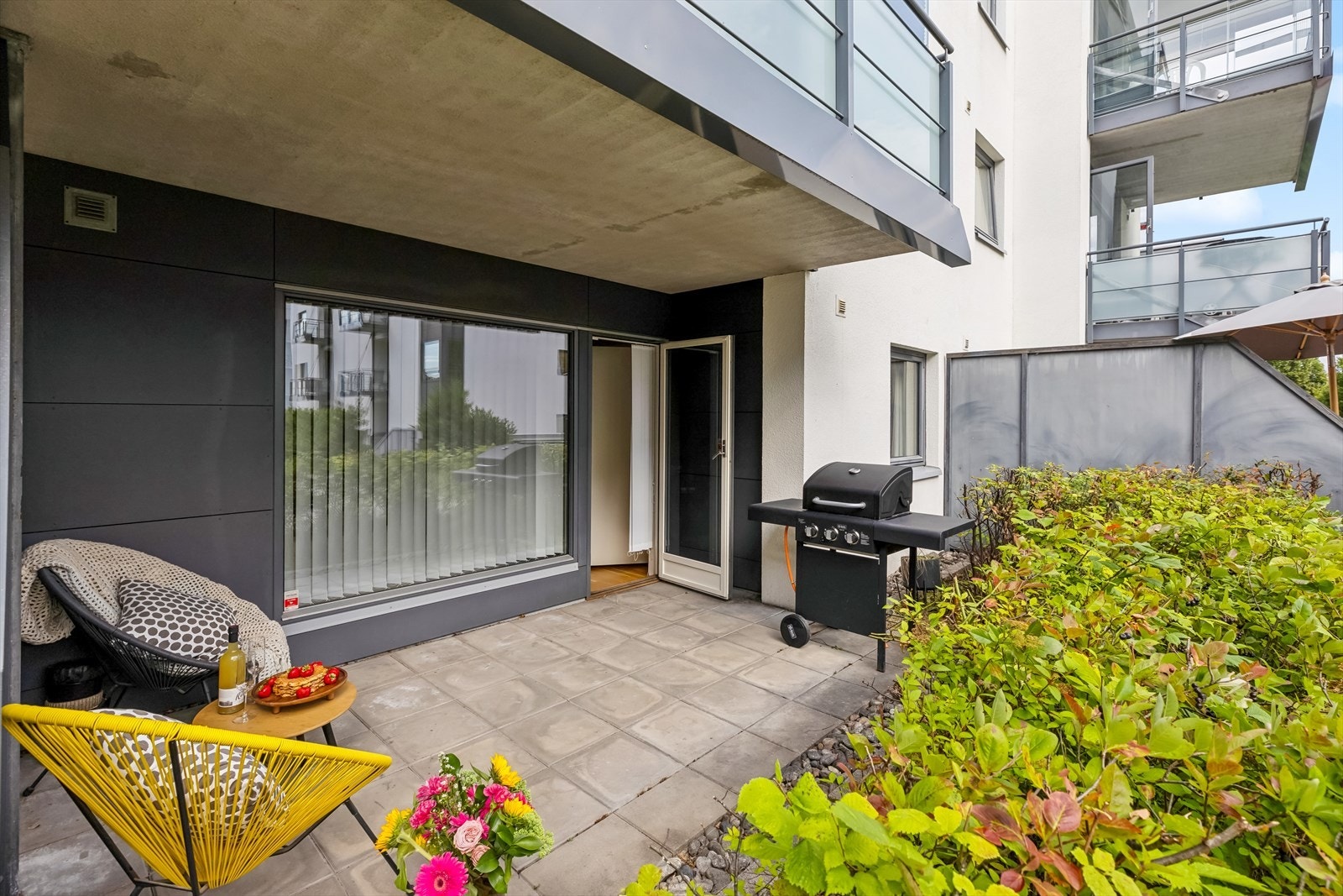 Rikelig med plass til utemøbler og grill for hyggelige sammenkomster på varme sommerdager. Galleribilde