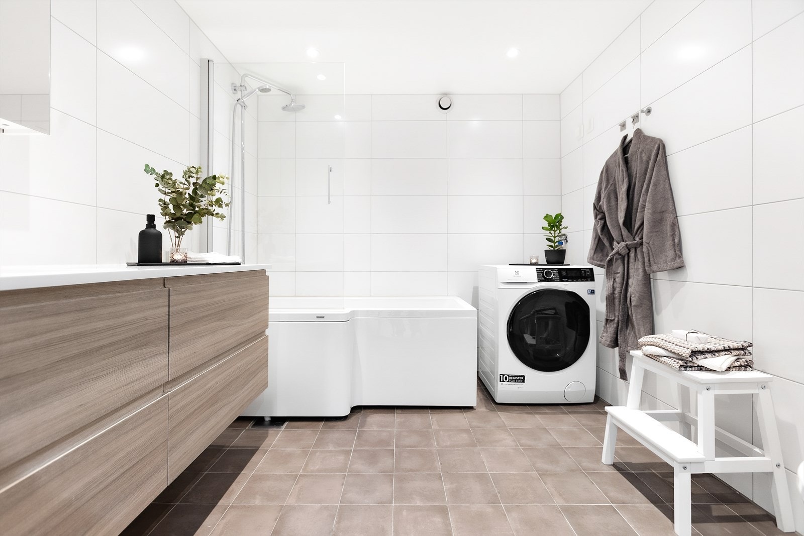 Romslig og tidløst bad med opplegg, samt plass for vaskemaskin og tørketrommel Galleribilde