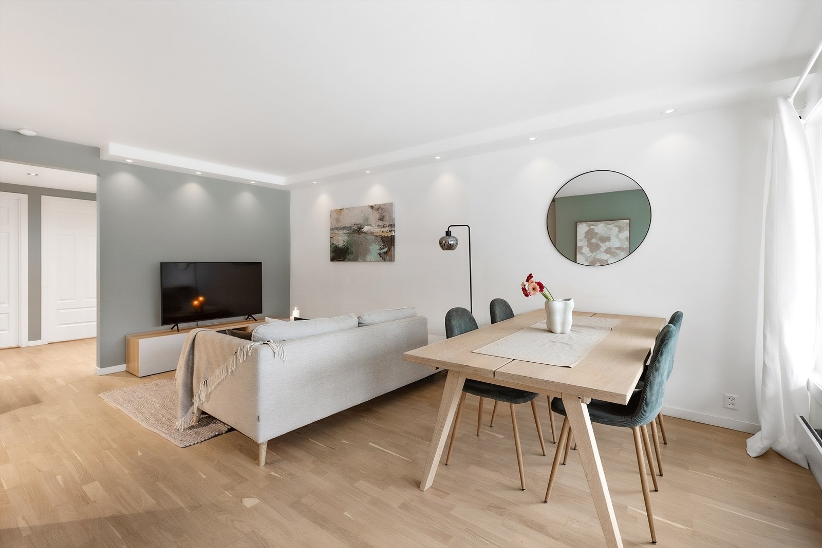 Nylig oppgradert downlightsbelysning i LED i deler av himling (2024) Galleribilde