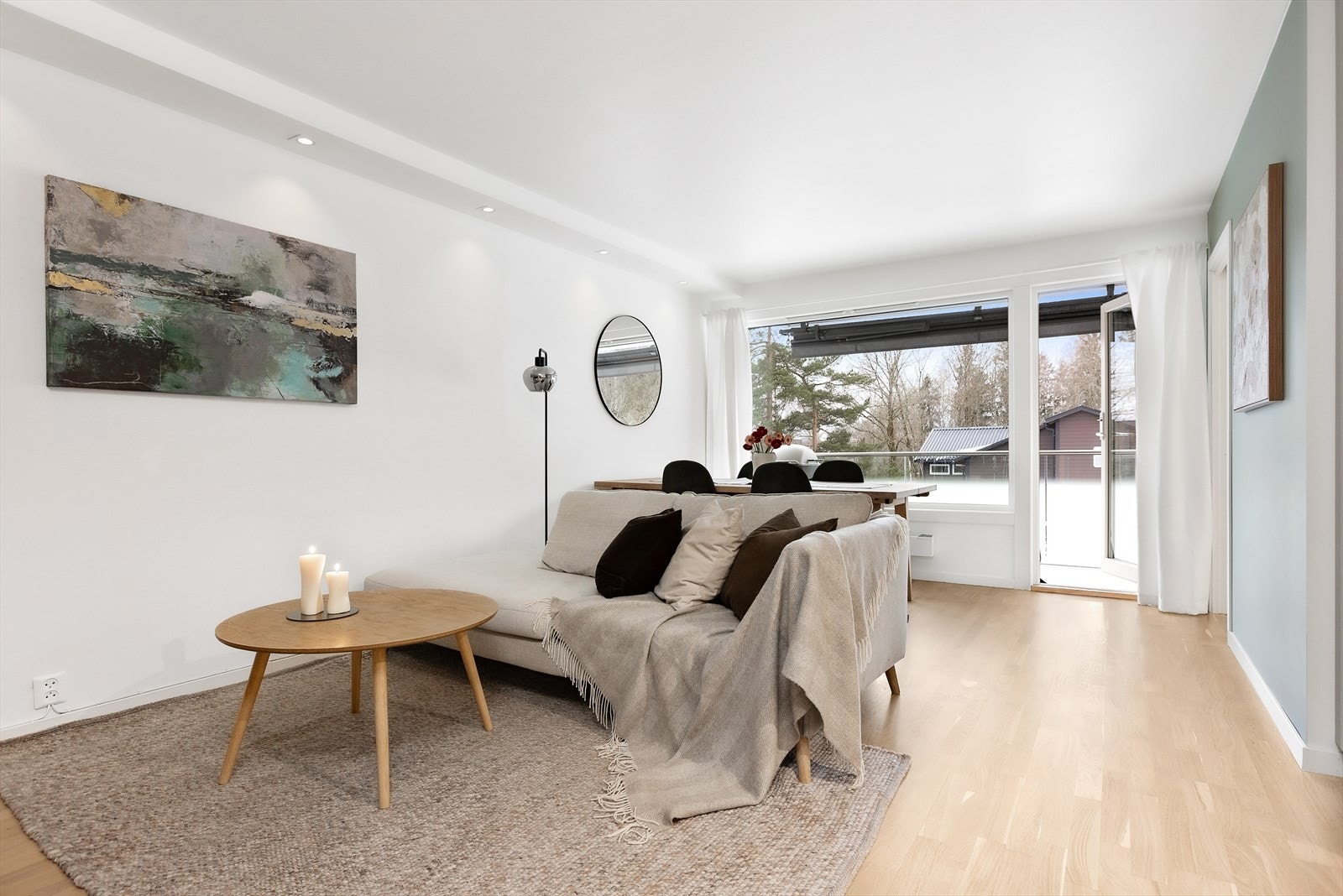 Stuen har nyslipt eikeparkett, samt nymalte veggflater og himlinger. Leilighetens 3. soverom ble i 2024 etablert i stuen, mot balkongen Galleribilde