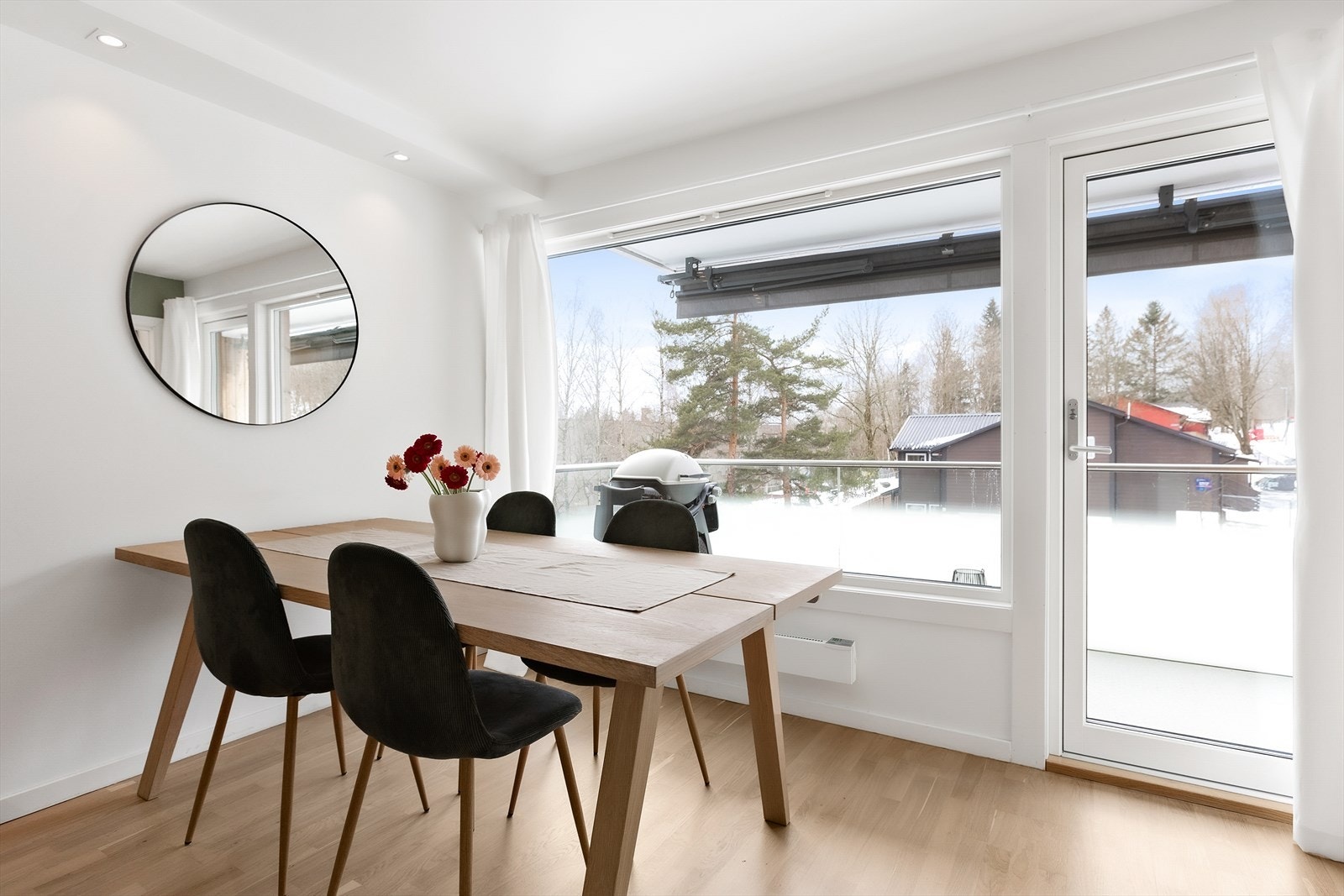 Leiligheten har vinduer og balkongdør med 3-lags isolerglass fra 2019 Galleribilde