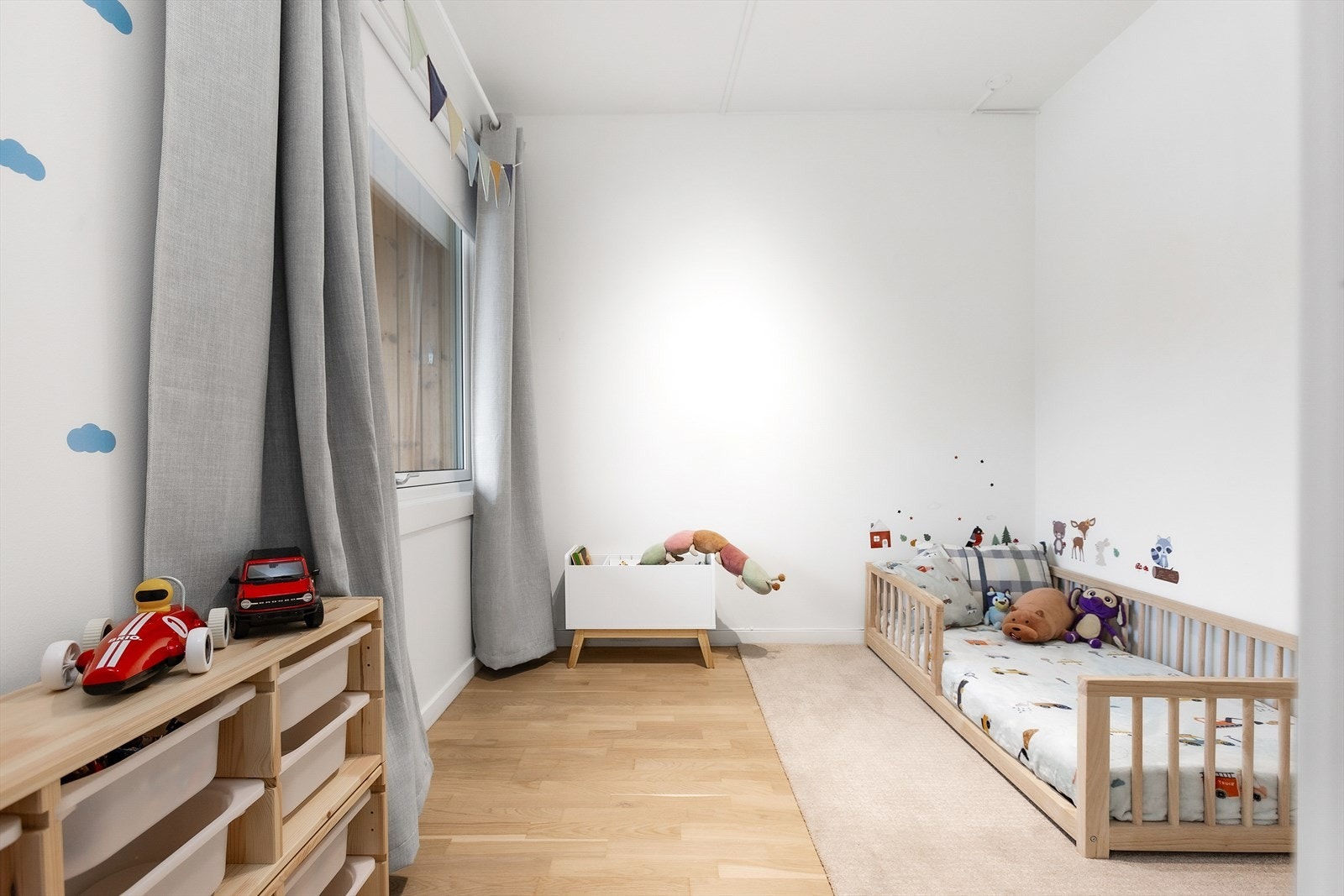 Leilighetens 3. soverom ble i 2024 etablert i stuen, mot balkongen. Er perfekt barnerom eller gjesteværelse Galleribilde