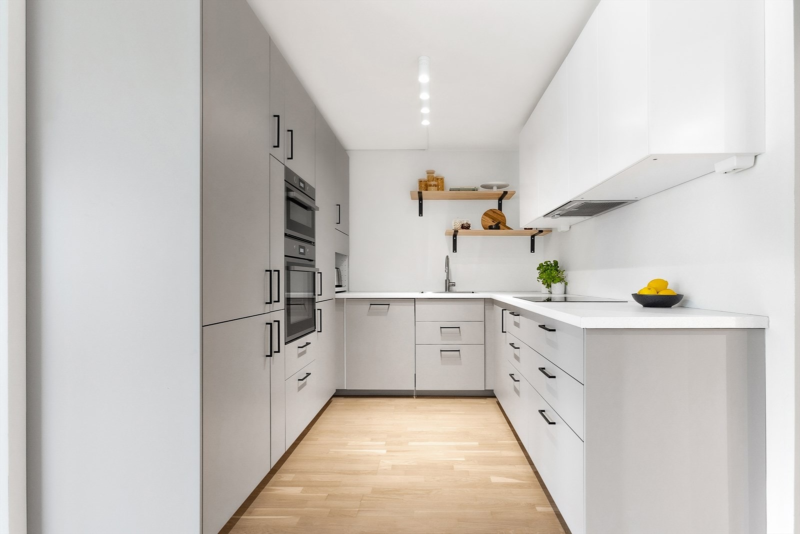 Lekkert kjøkken fra 2024 med integrerte hvitevarer Galleribilde