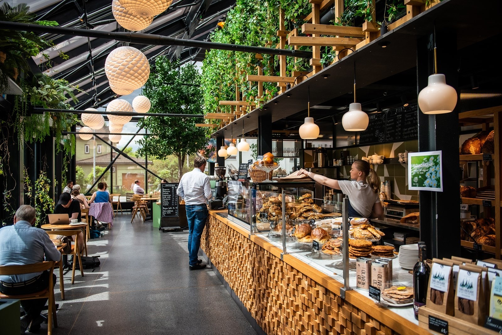 Åpent bakeri på Røa Torg med ferske bakervarer. Fra kl. 16.00 tar Lofthus Samvirkelag over og serverer nystekt gourmetpizza Galleribilde