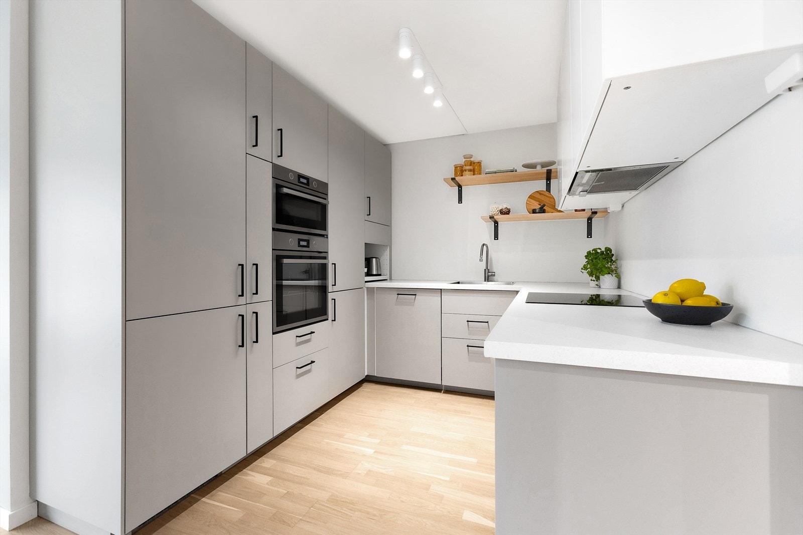 Kjøkkenet er praktisk utformet med gode oppbevaringsmuligheter. Kjøl/-fryseskap, oppvaskmaskin, komfyr, platetopp og mikrobølgeovn er integrert Galleribilde