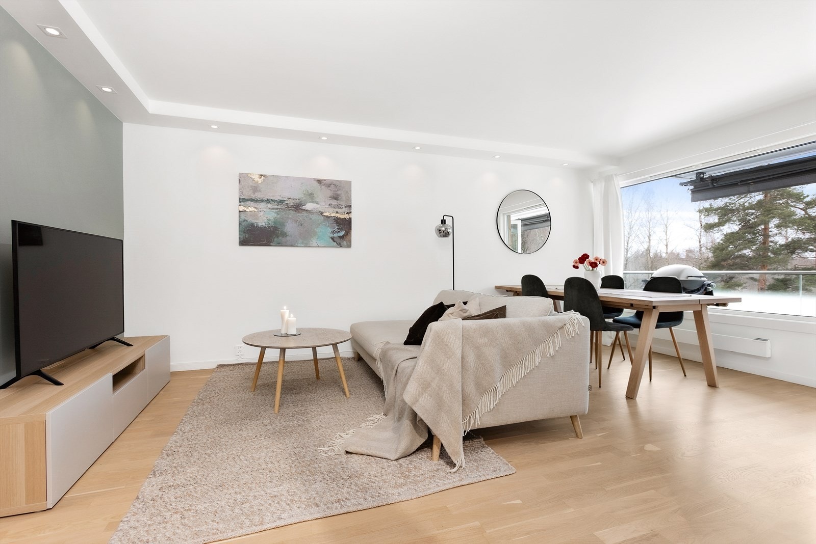 Pent og nylig oppusset 4-roms leilighet med garasjeplass og balkong. Galleribilde