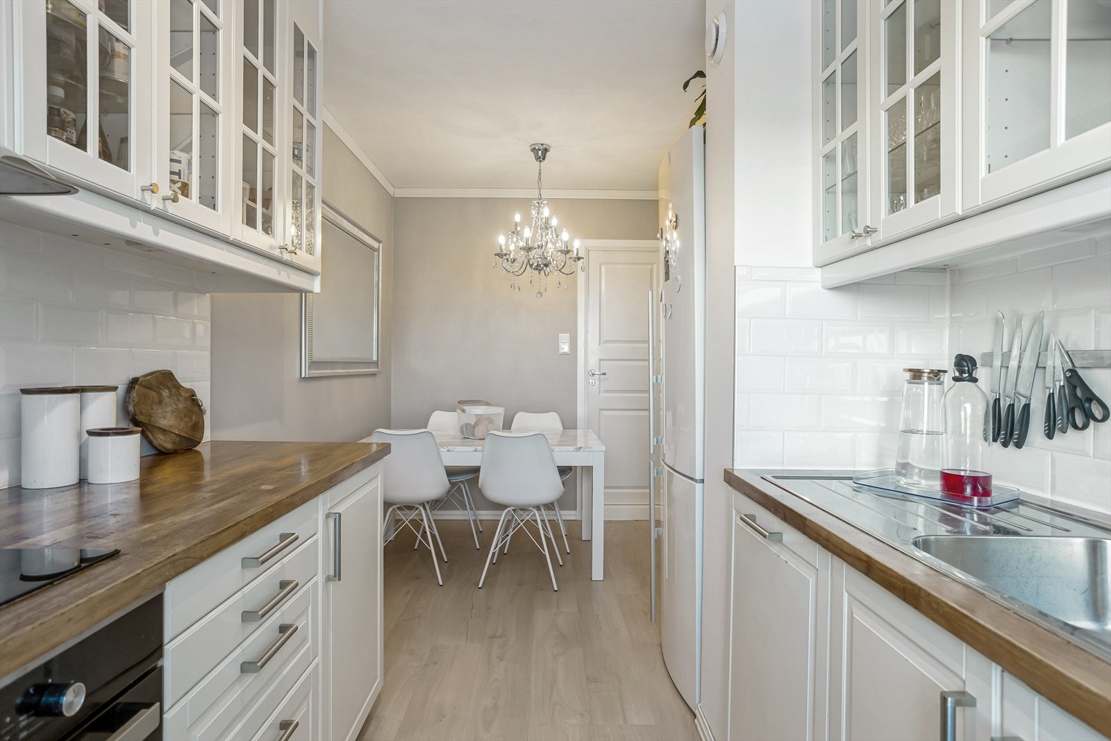 Ikea kjøkkeninnredning fra år 2015. Plass til spisebord ved kjøkken. Galleribilde