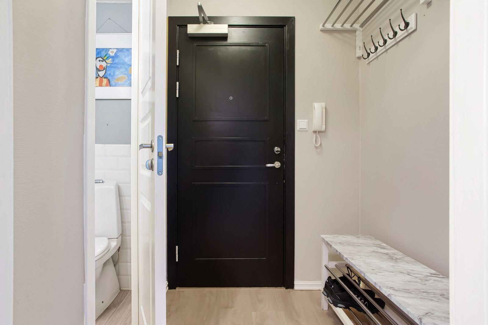 Entre med plass til yttertøy og sko. Galleribilde