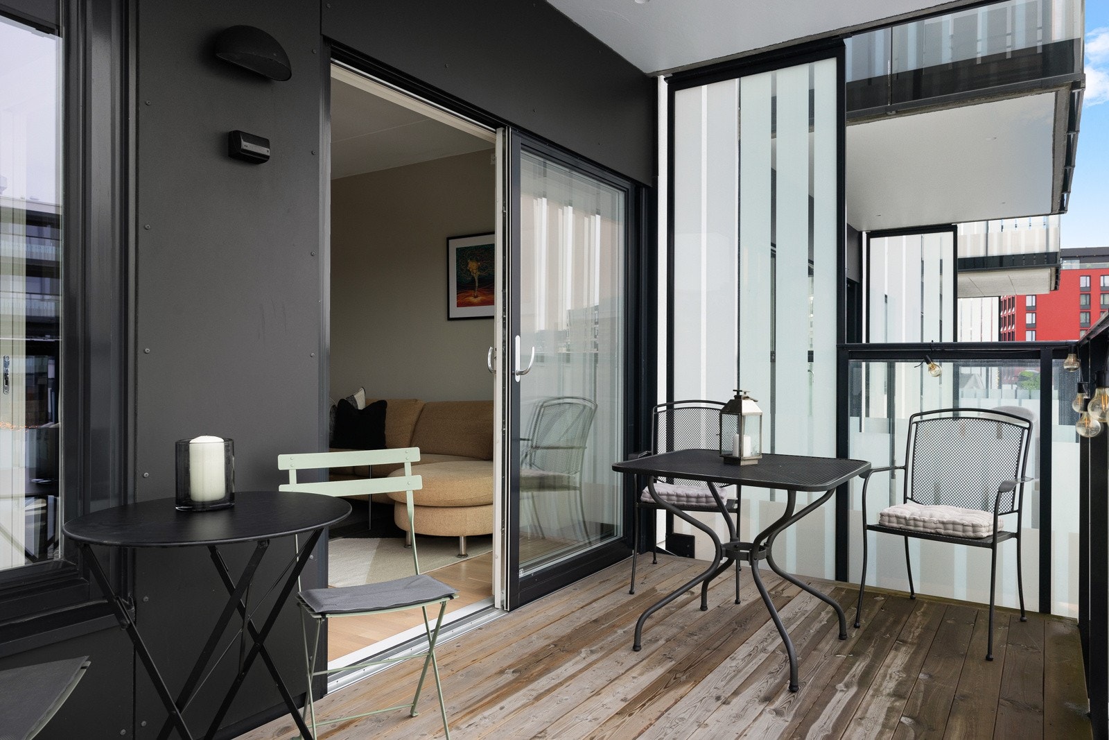 Balkongen fungerer som en forlengelse av leiligheten og nytes best på varme sommerdager Galleribilde