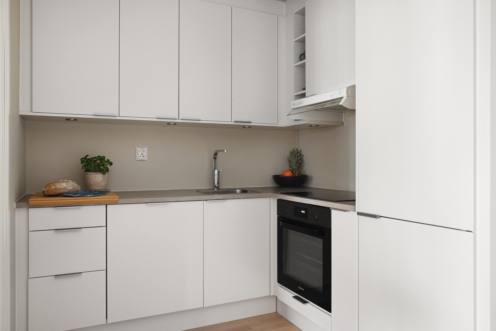 Kjøkkenet er påkostet med downlights benkebelysning, mekanisk avtrekksvifte fra Røroshetta. Integrerte hvitevarer som induksjonsplatetopp, stekeovn og kjøl/frys fra Samsung samt oppvaskmaskin. Galleribilde