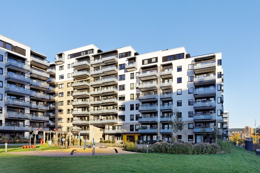 Fasade med pent opparbeidet fellesareal med sykkelparkering, sittegrupper og lekestativer, diverse busker og beplatninger. Her kan du bo godt i vakre og rolige, men likevel sentrale omgivelser. Galleribilde
