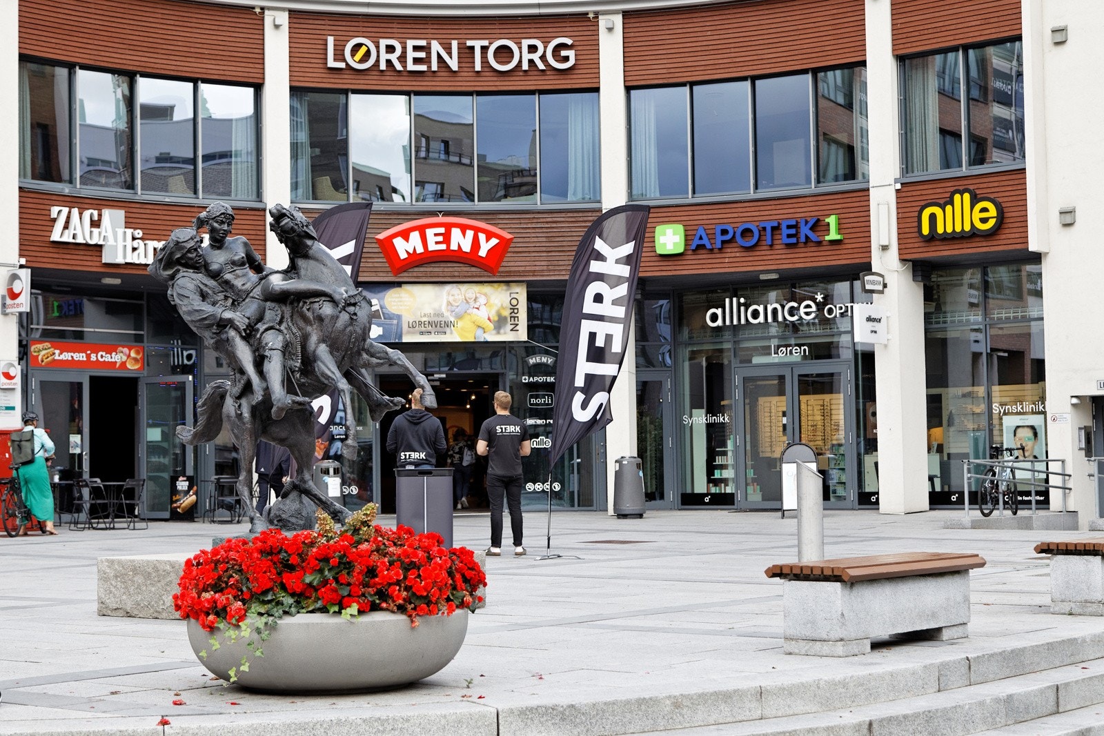 På Løren Torg finner du i tillegg til dagligvarer også apotek, kiosk, bokhandel og Nille, samt flere service- og velværetilbud. Galleribilde