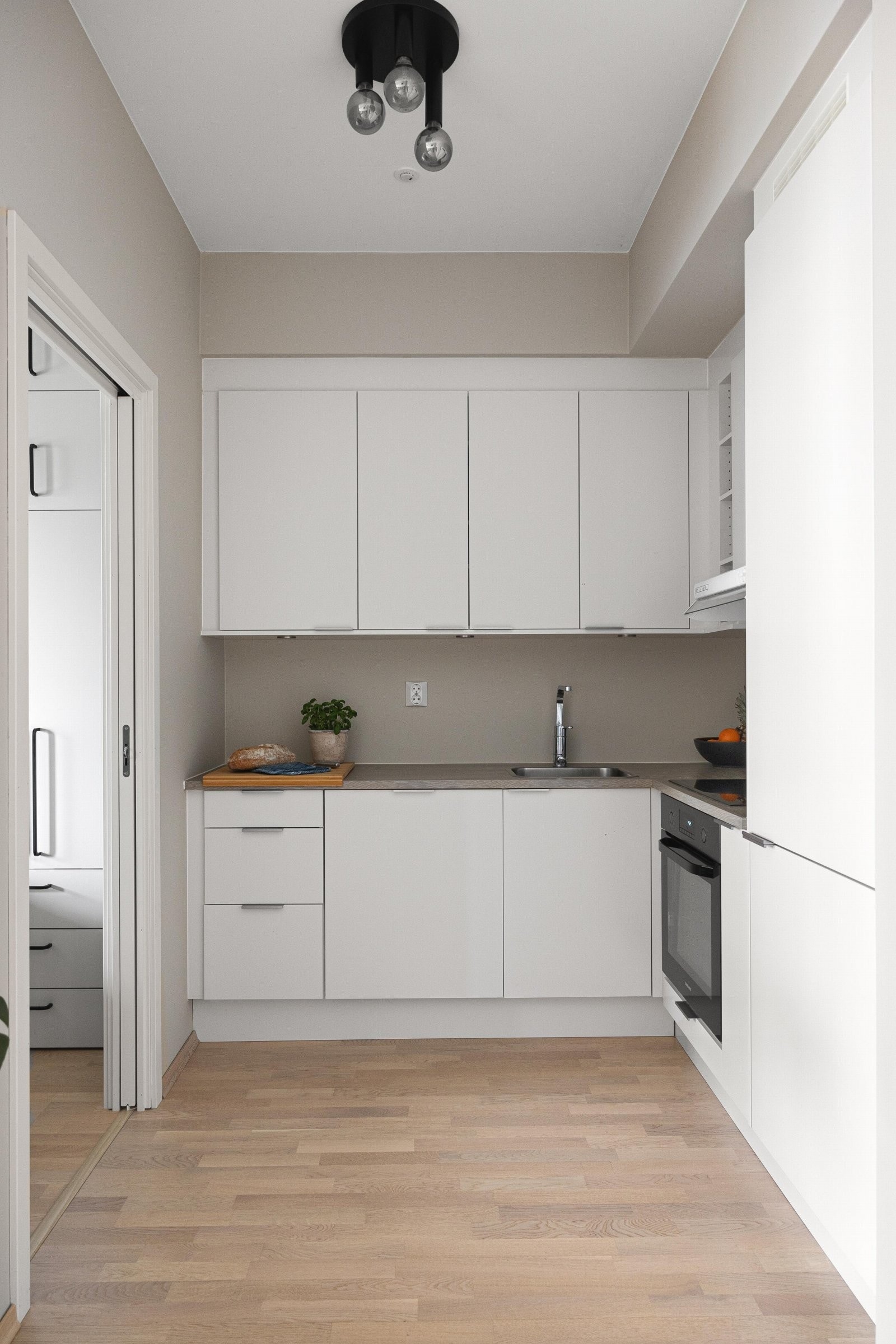 Stilrent Norema kjøkken med eksklusive integrerte hvitevarer Galleribilde