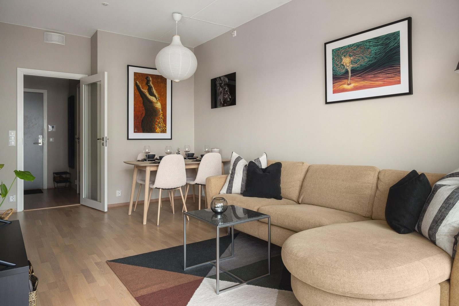 Tiltalende stue med god plass til sofaseksjon og spisebord Galleribilde