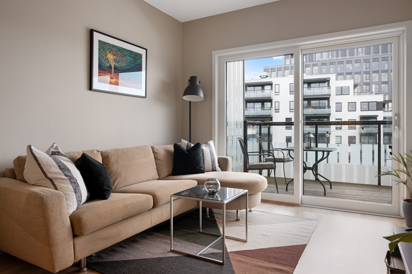 Store vindusflater samt balkong bidrar til godt med naturlig lysinnslipp i leiligheten Galleribilde