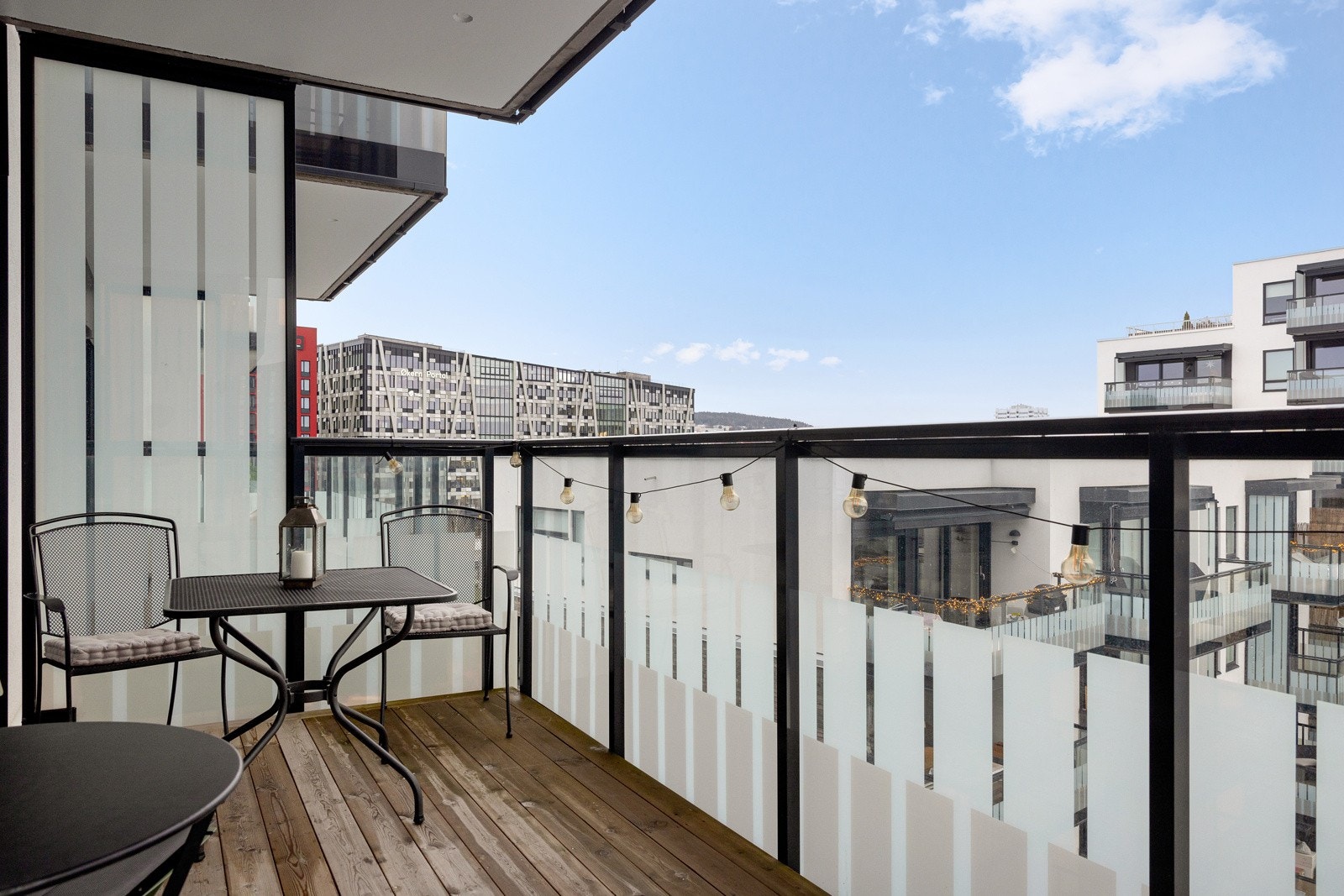 Solrik balkong på 9,2 kvm med vidt utsyn. God plass til utemøblement på den romslige balkongen. Galleribilde