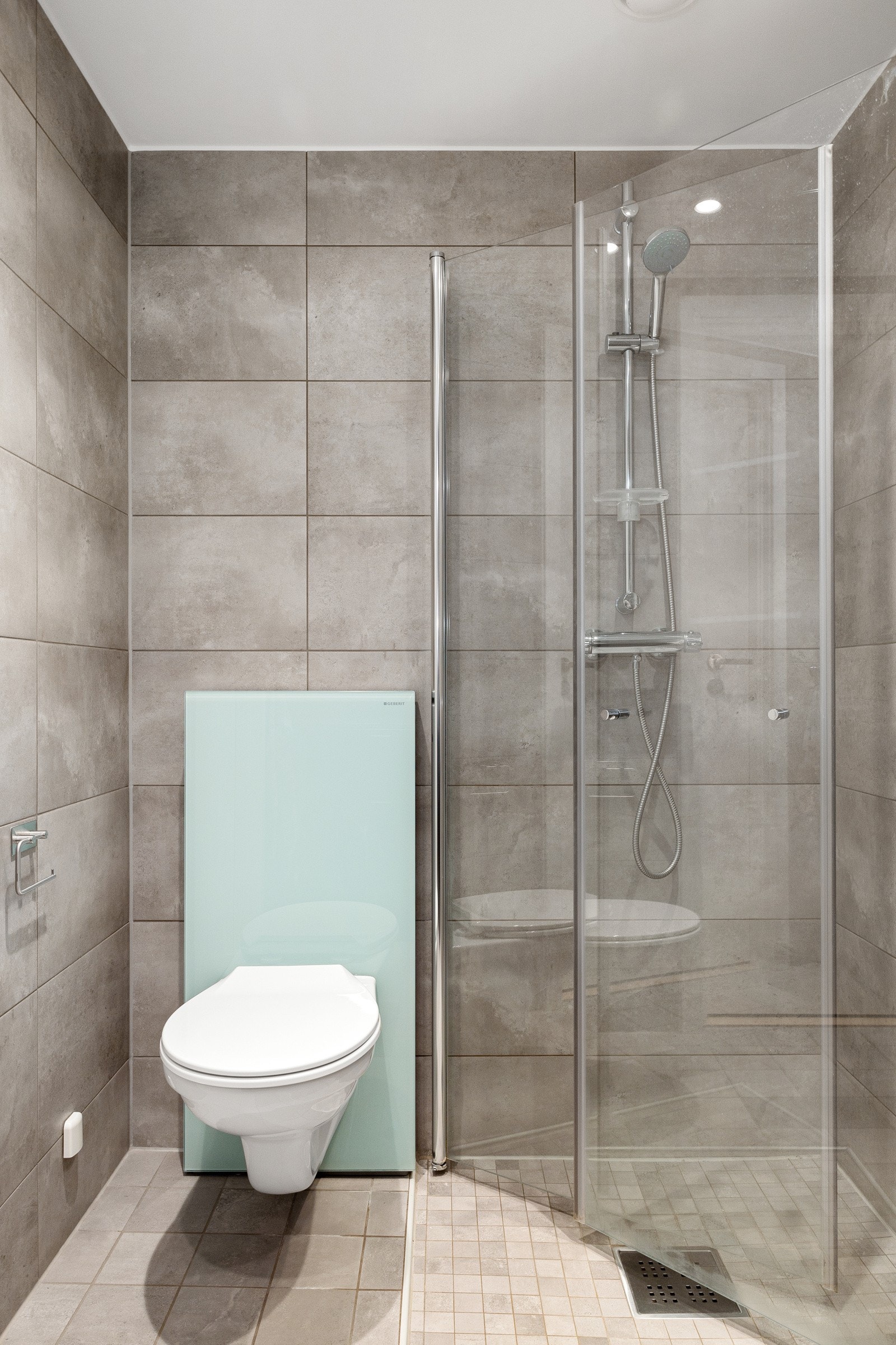 Delikat bad med gulvvarme samt downlights i himling Galleribilde