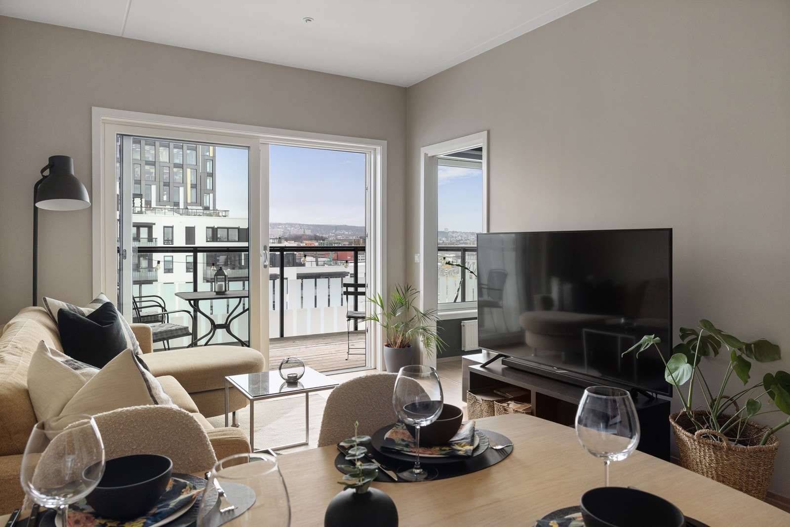 Svært arealeffektiv og lekker selveierleilighet. Svært god takhøyde på hele 2,77 meter. Galleribilde