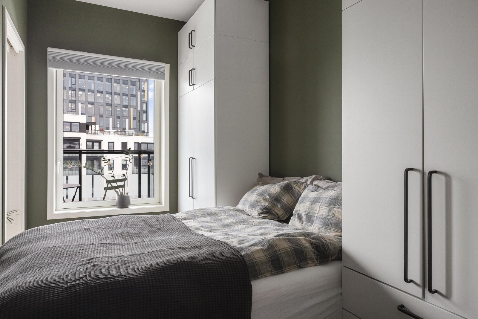 Praktisk soverom med to innganger samt rikelig med skapplass Galleribilde