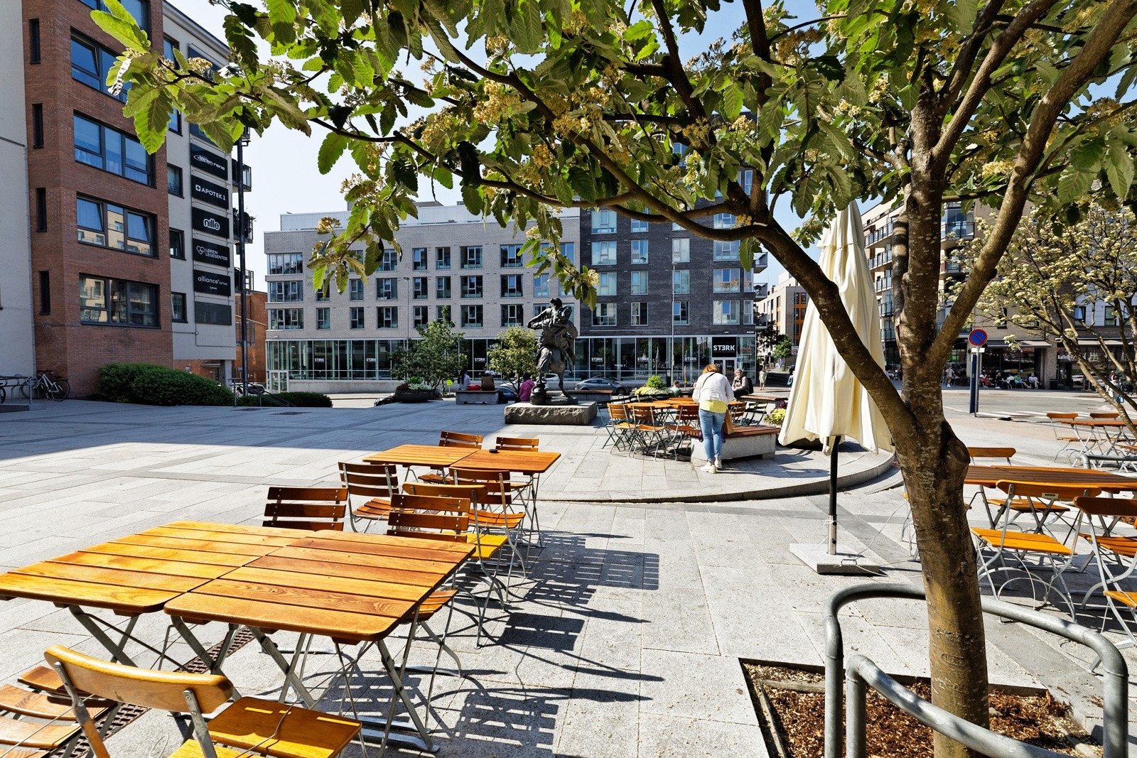 På Løren er det også en hyggelig handlegate med ytterligere tilbud som blomsterbutikk, dyrlege, legesenter, Lørenklinikken, Min hudklinikk, Sterk trening mm. Galleribilde