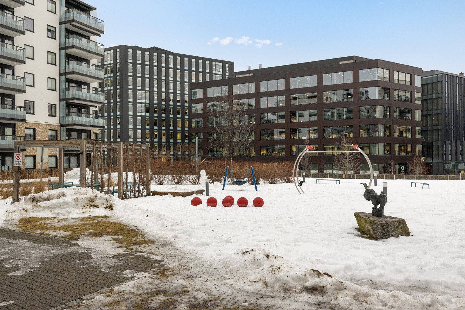 Fasade med pent opparbeidet fellesareal med sykkelparkering, sittegrupper og lekestativer, diverse busker og beplatninger. Her kan du bo godt i vakre og rolige, men likevel sentrale omgivelser. Galleribilde