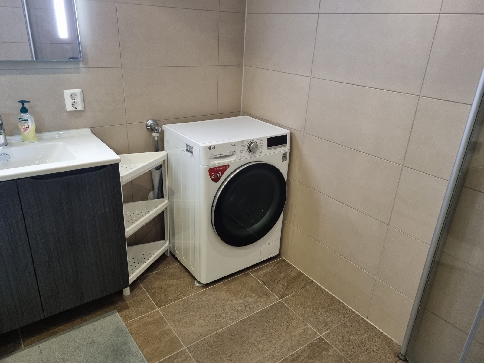 Flislagt bad med varmekabler i gulv og vaskemaskin som følger med Galleribilde