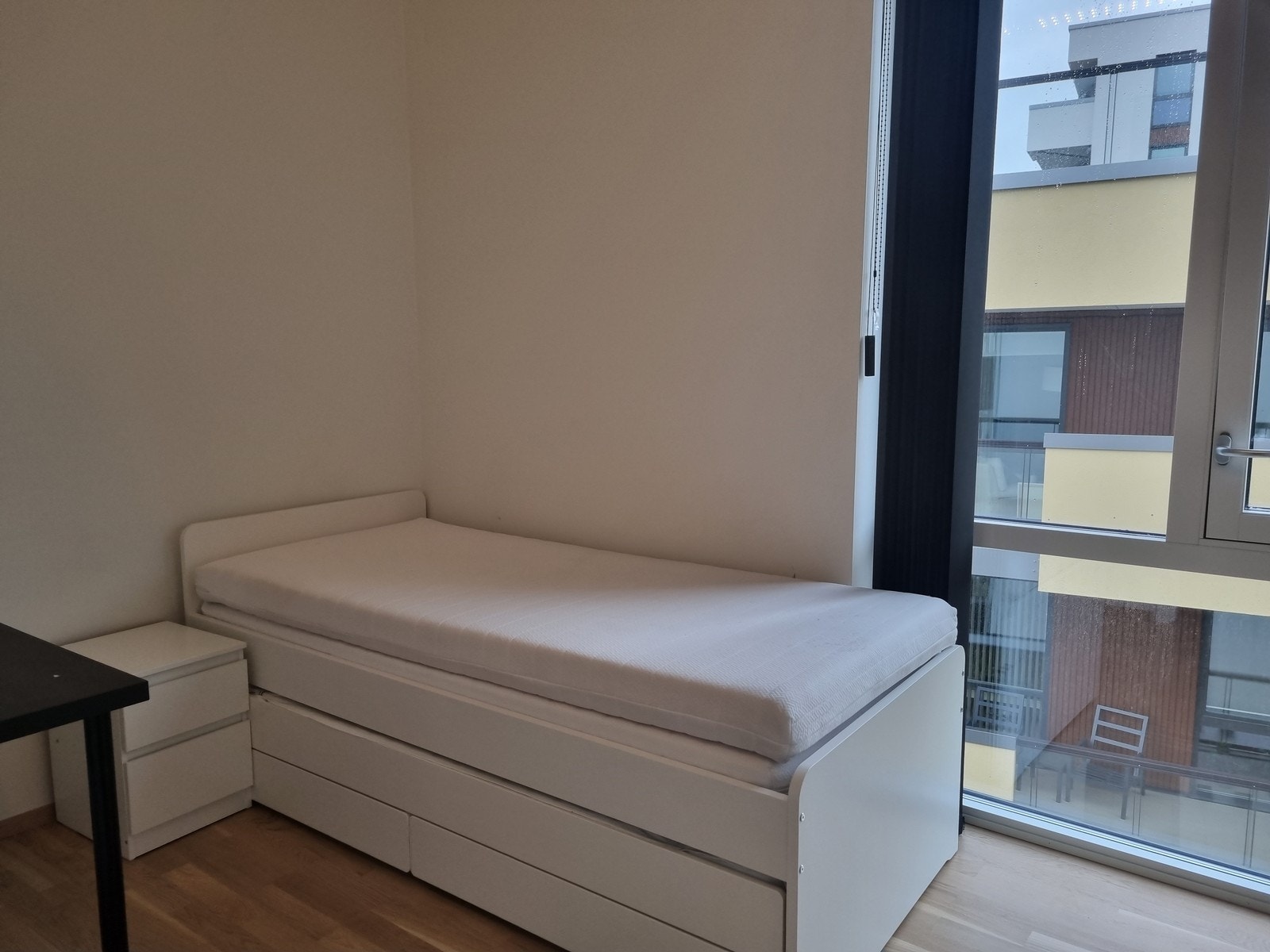 Soverom med store vindu gir godt med lysinnslipp. Galleribilde