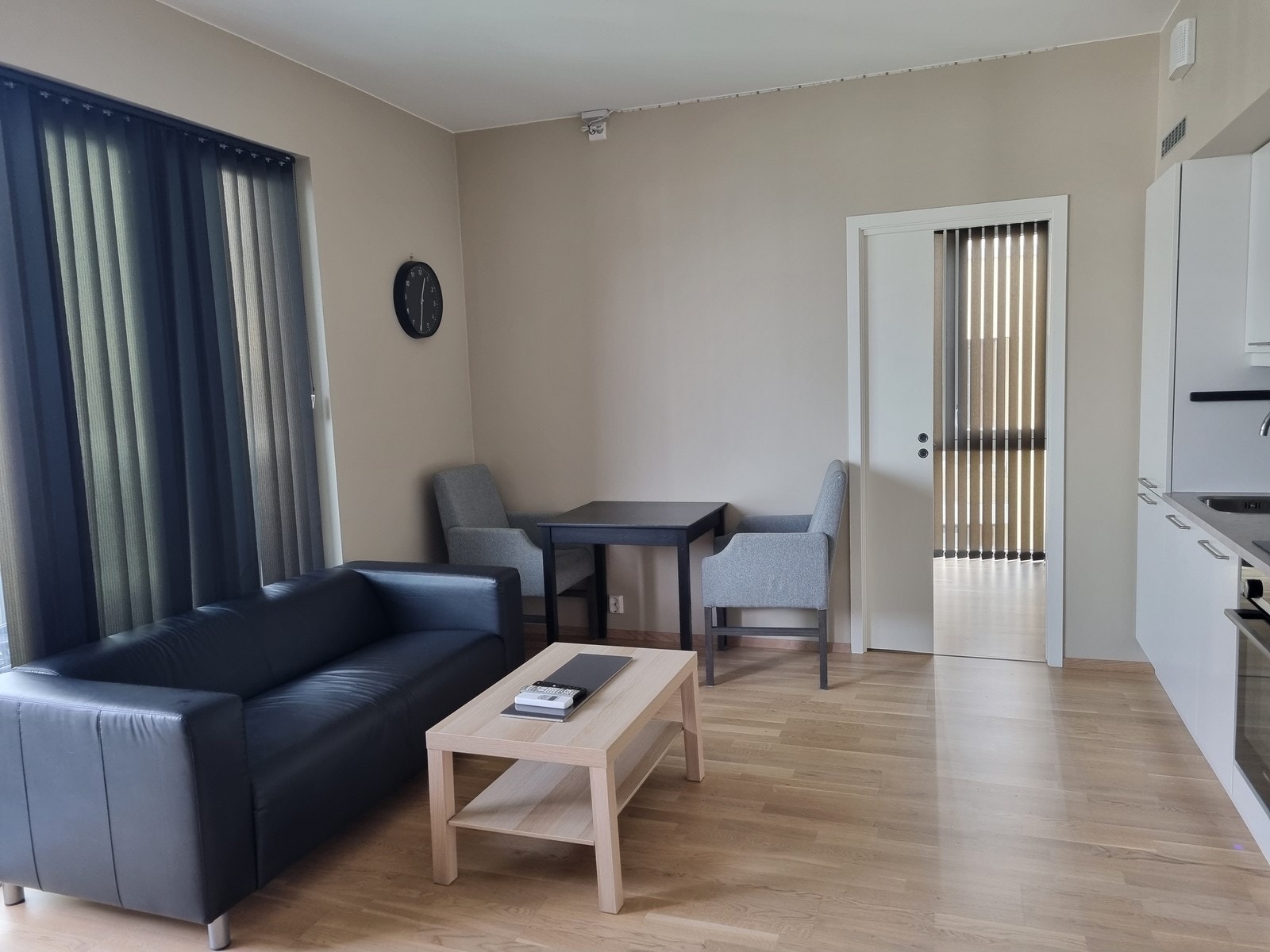 Åpen stue/kjøkkenløsning med sofagruppe og spisegruppe inkludert Galleribilde