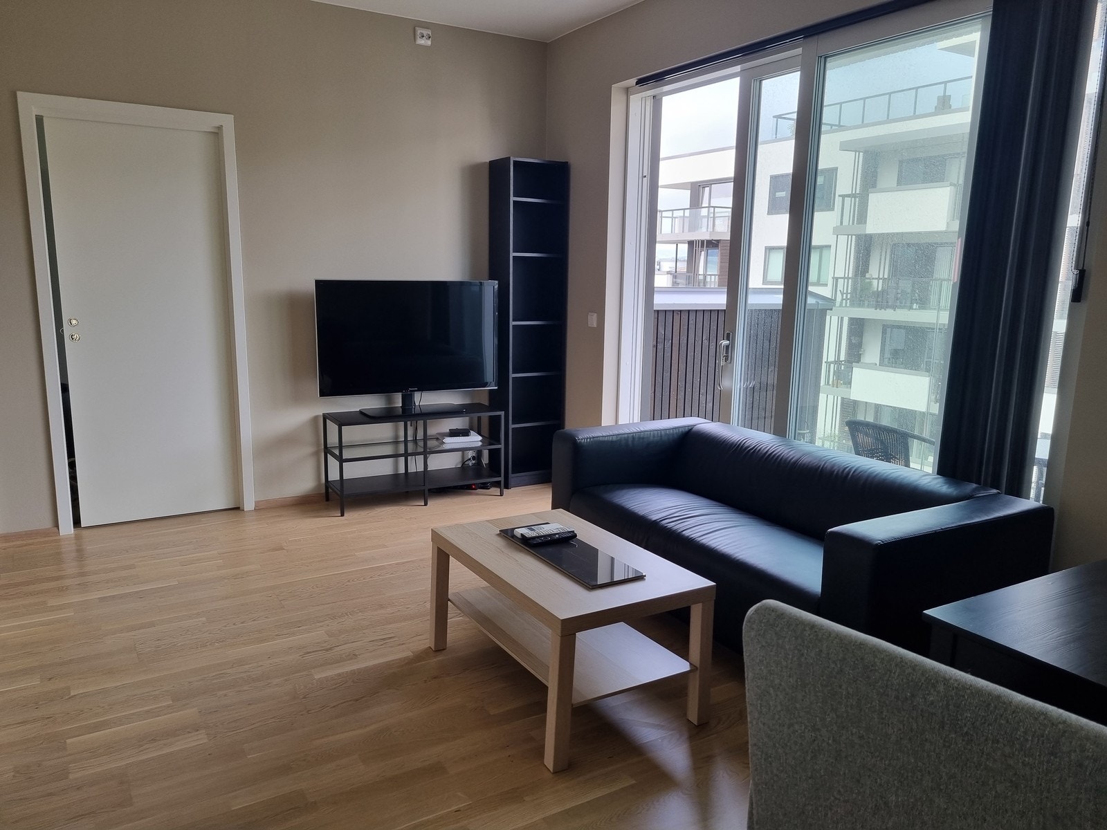 Utgang til balkong fra stuen Galleribilde