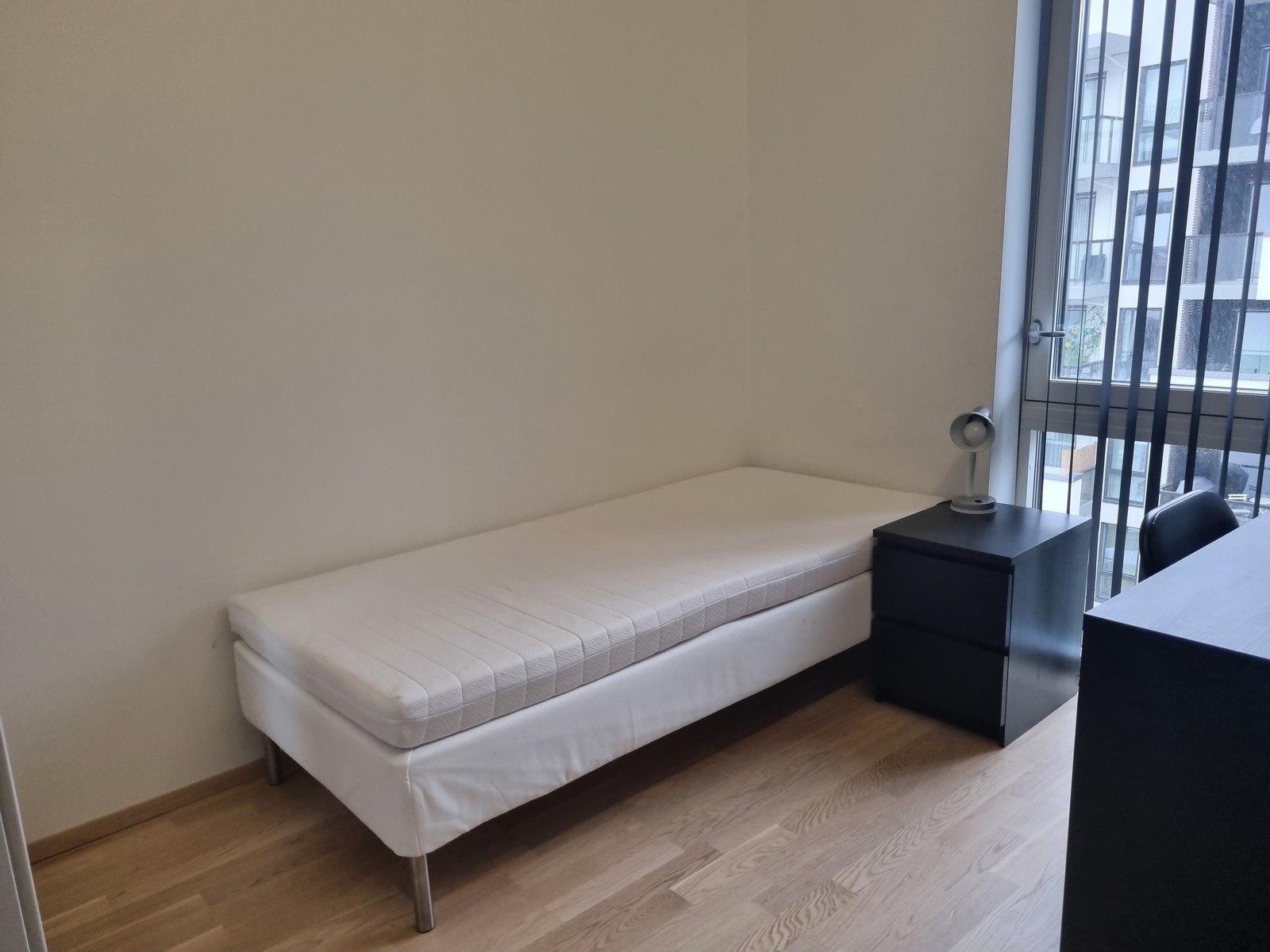 Begge soverommene har seng, nattbord, skrivepult og garderobeskap Galleribilde