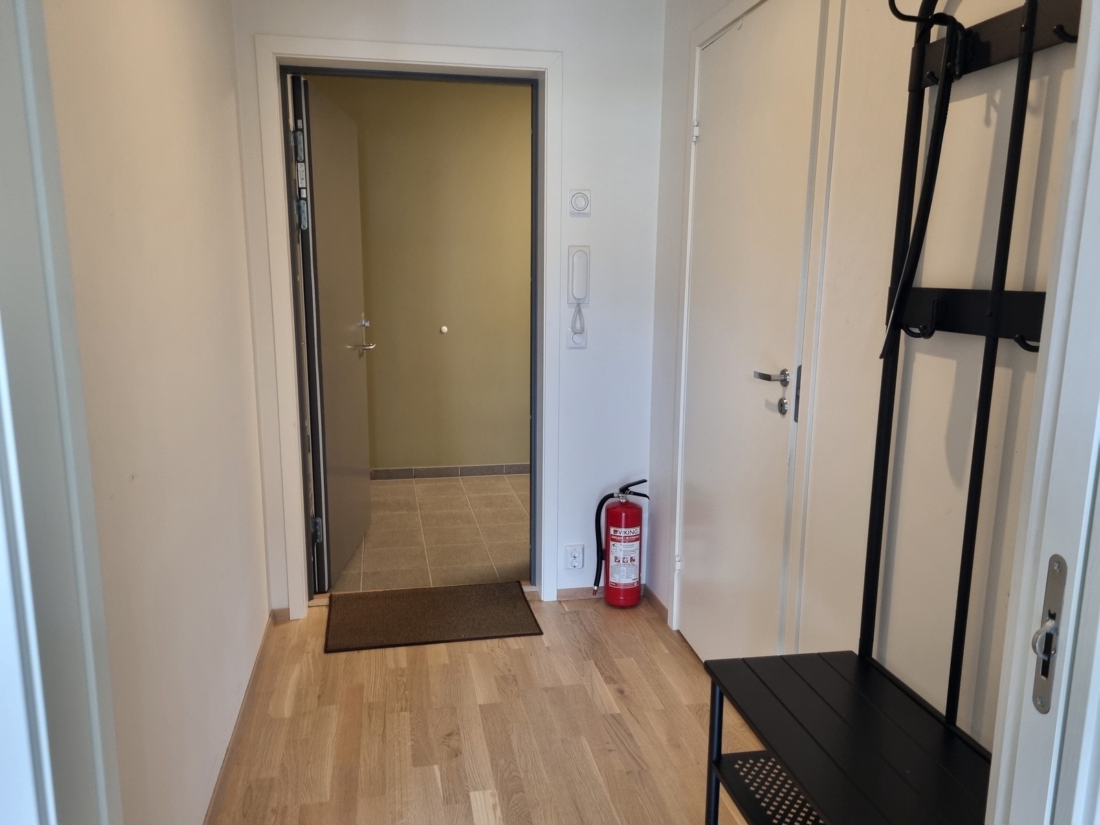 Entre med møbel for oppbevaring av sko og klær Galleribilde