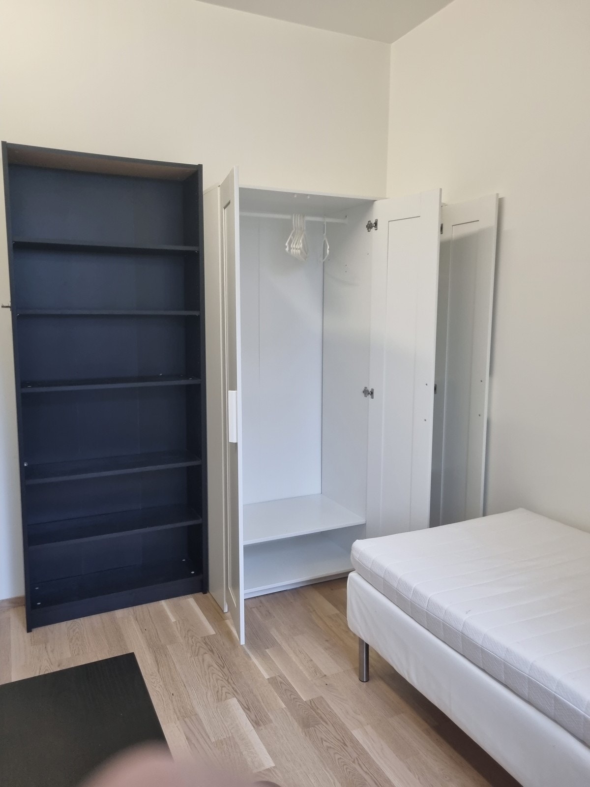 Begge soverom har møbler for oppbevaring av klær. Galleribilde