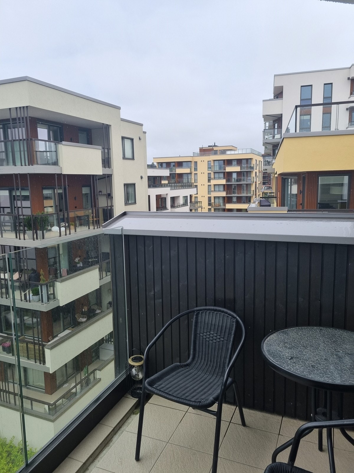 Utsikt mot nabolaget fra balkongen Galleribilde