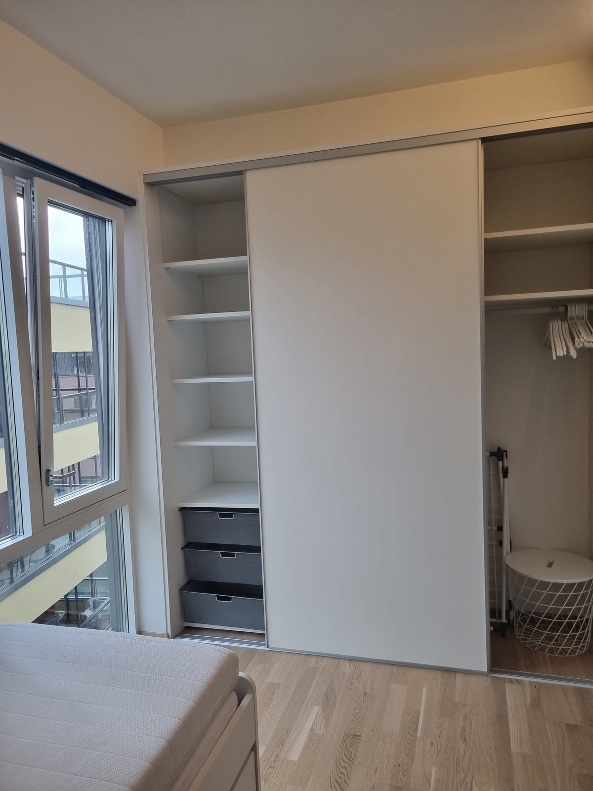 Romslig skydedørsgarderobe på det ene soverommet Galleribilde