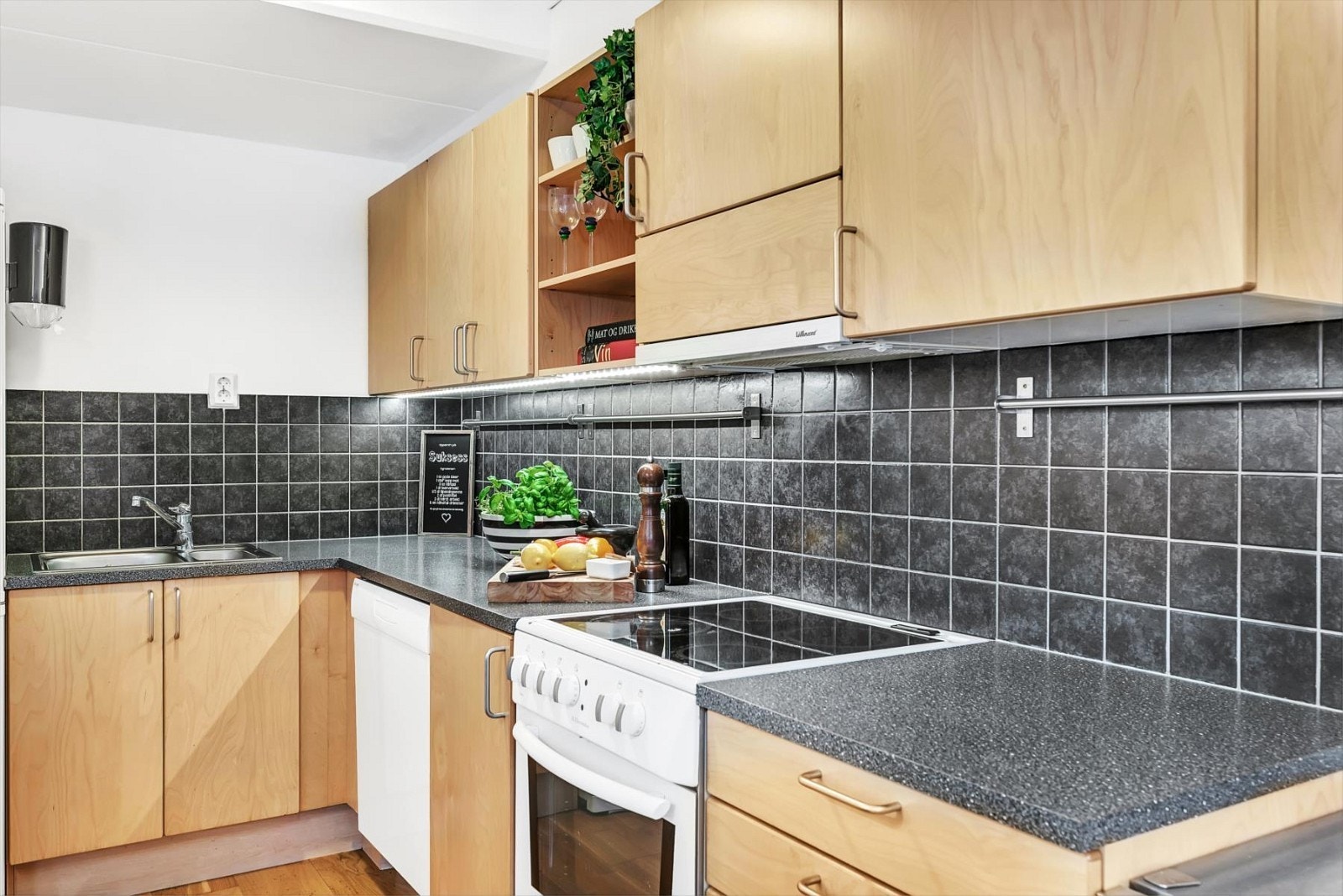 Hvitevarene på kjøkkenet kan medfølge handelen om ønskelig. Galleribilde