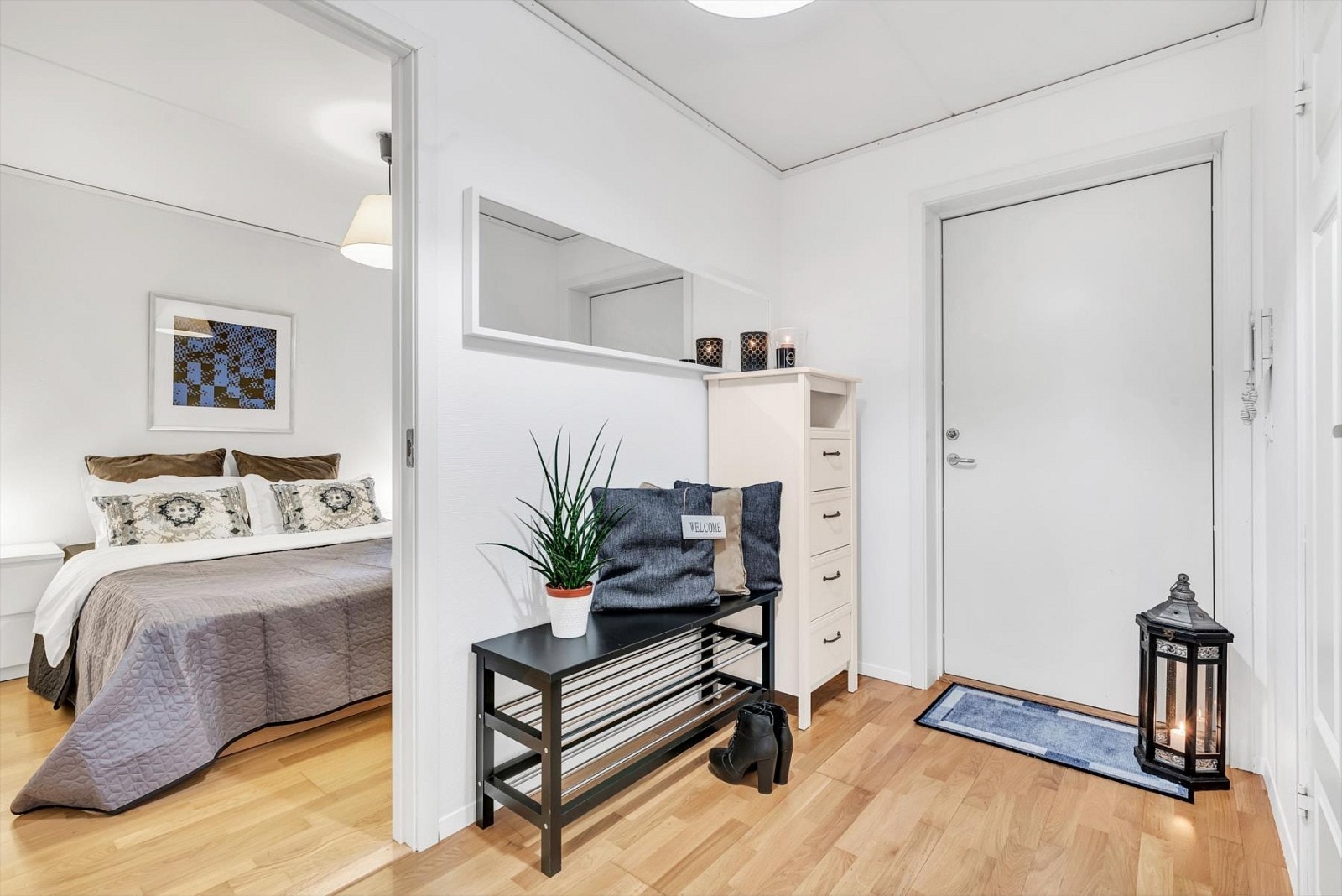 Entré/gang på 6m² med gode muligheter for oppbevaring av klær og sko. Leiligheten disponerer i tillegg en bod i kjeller for oppbevaring. Det er heis i bygget. Galleribilde