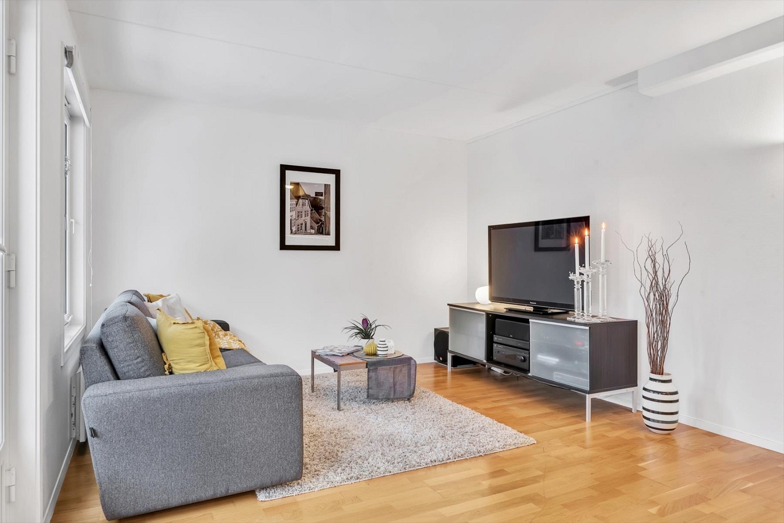 Her bor du i umiddelbar nærhet til "alt" av fasiliteter som blant annet dagligvare, treningssentre, serveringssteder, parkområder og kollektivtransport. Det er gang- og sykkelavstand til alle byens studiesteder fra leiligheten. Galleribilde