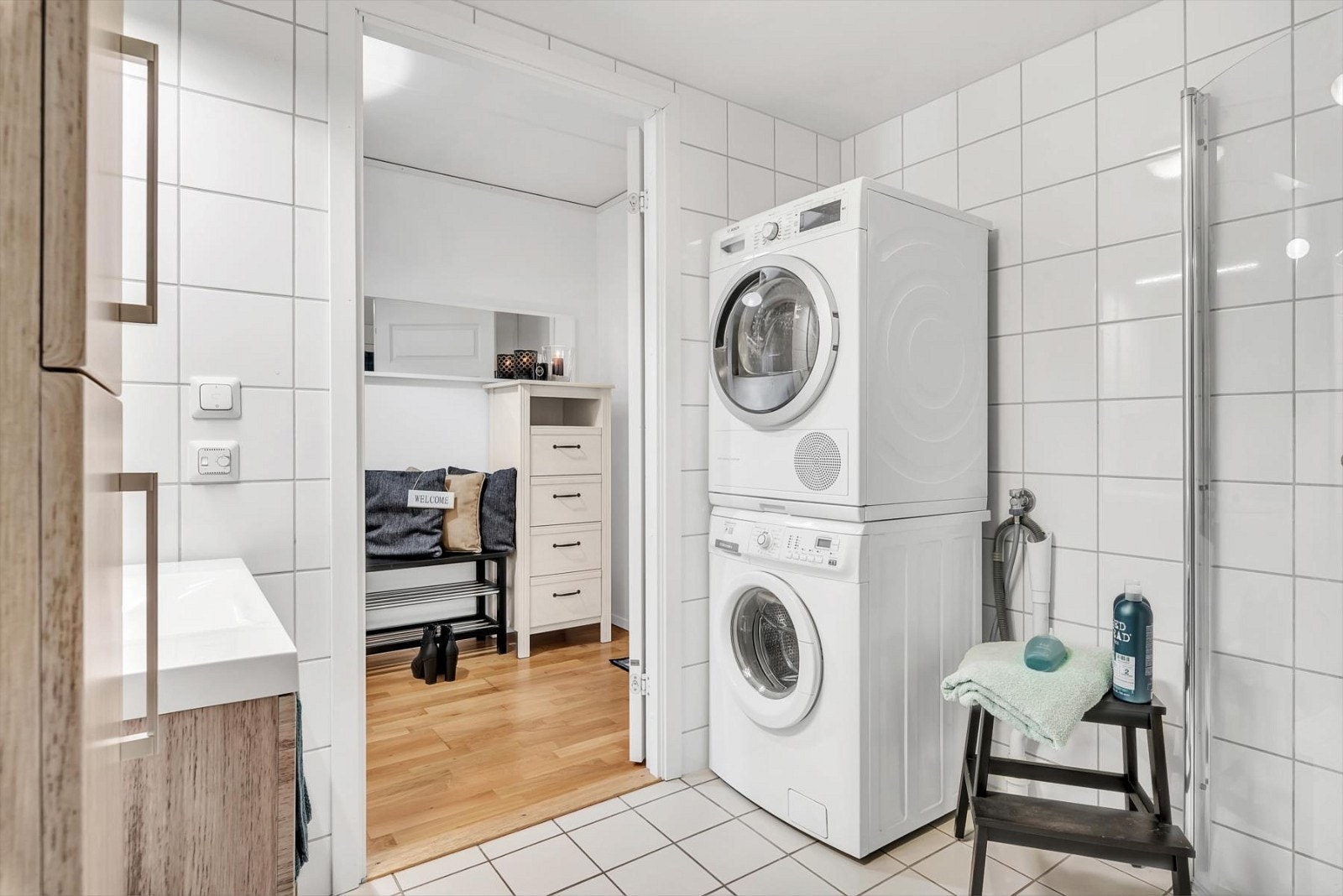 Det er opplegg for og plass til både vaskemaskin og tørketrommel på badet. Galleribilde